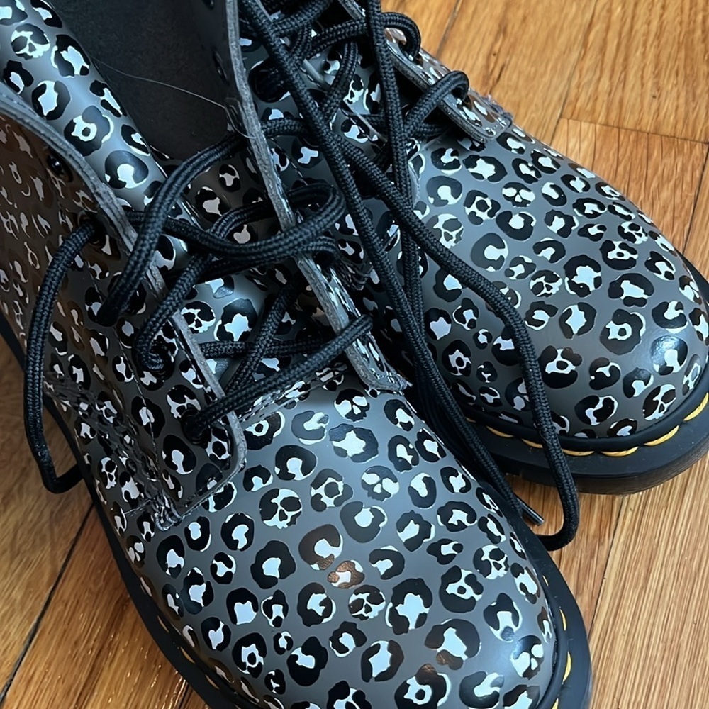 Dr. Marten 1460 leopard / cheetah print NWOT some print looks like skulls sz 8. - Picture 5 of 6